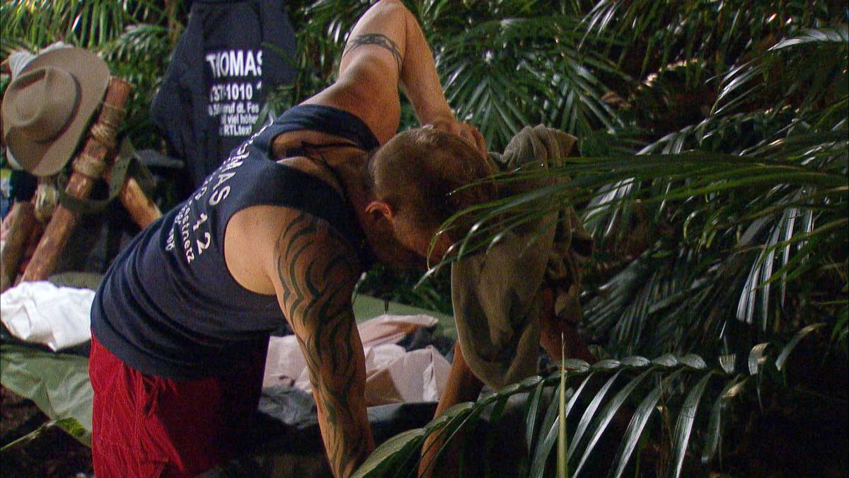 Häßler hat danach ein paar Tage Ruhe vor weiteren Prüfungen - auch sonst ist nicht viel von ihm zu sehen. Kein extrovertierter Auftritt a la Thorsten Legat, Häßler bleibt im Hintergrund