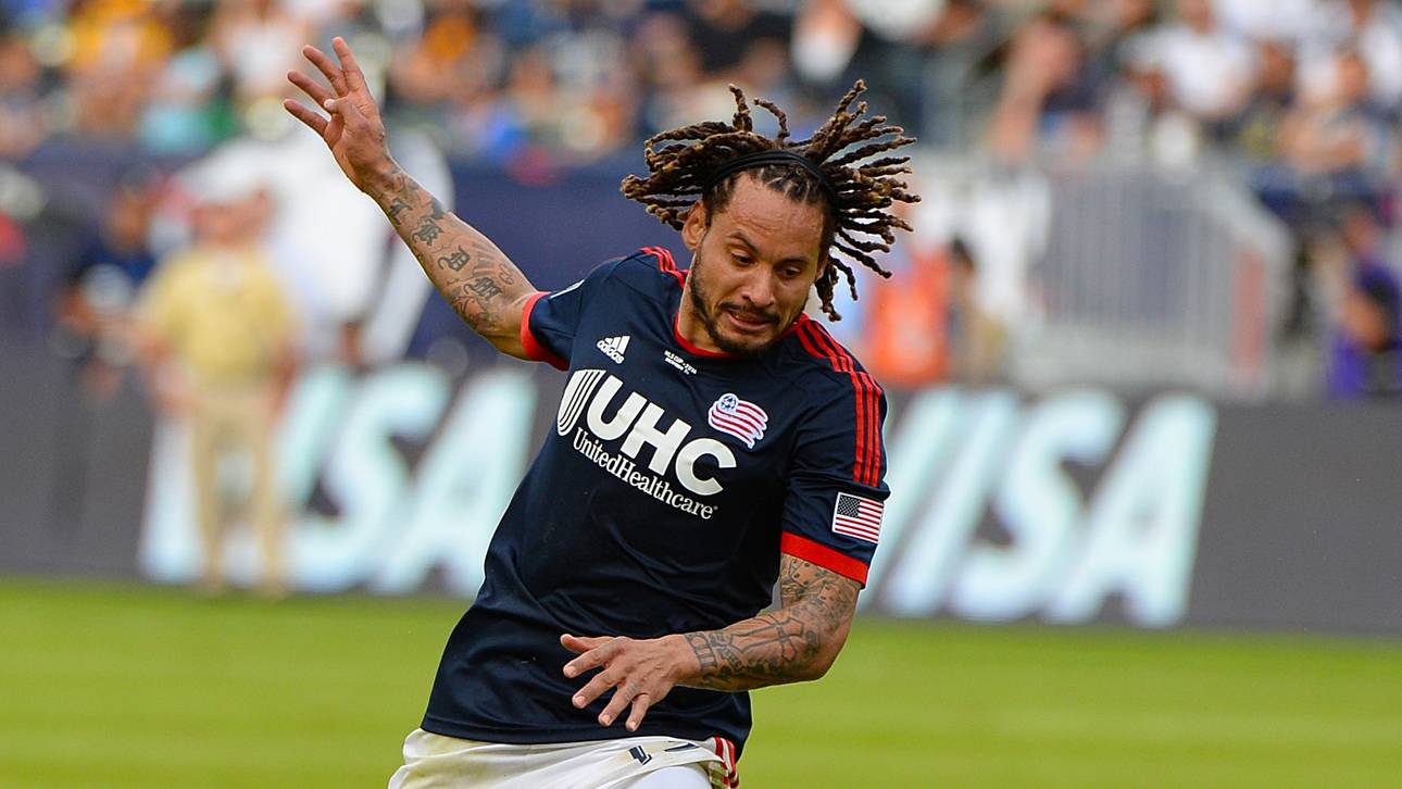 Blackout! Jones greift Schiri an