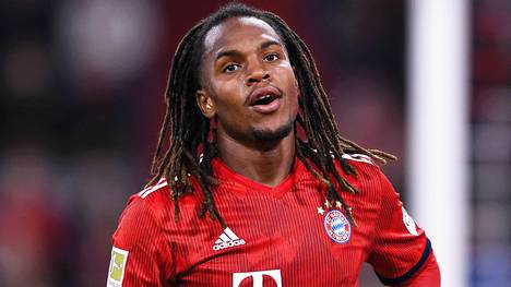 Renato Sanches kam 2016 als eines der vielversprechendsten Talente zum Rekordmeister, gehört heute aber zu den größten Bayern-Flops der Geschichte. Nach seinem 35 Millionen Euro Wechsel von Benfica Lissabon zum deutschen Rekordmeister konnte er nie wirklich überzeugen. Seine Titelsammlung füllt er aber auch nach seinem Abschied fleißig weiter. Was macht der Portugiese heute? 