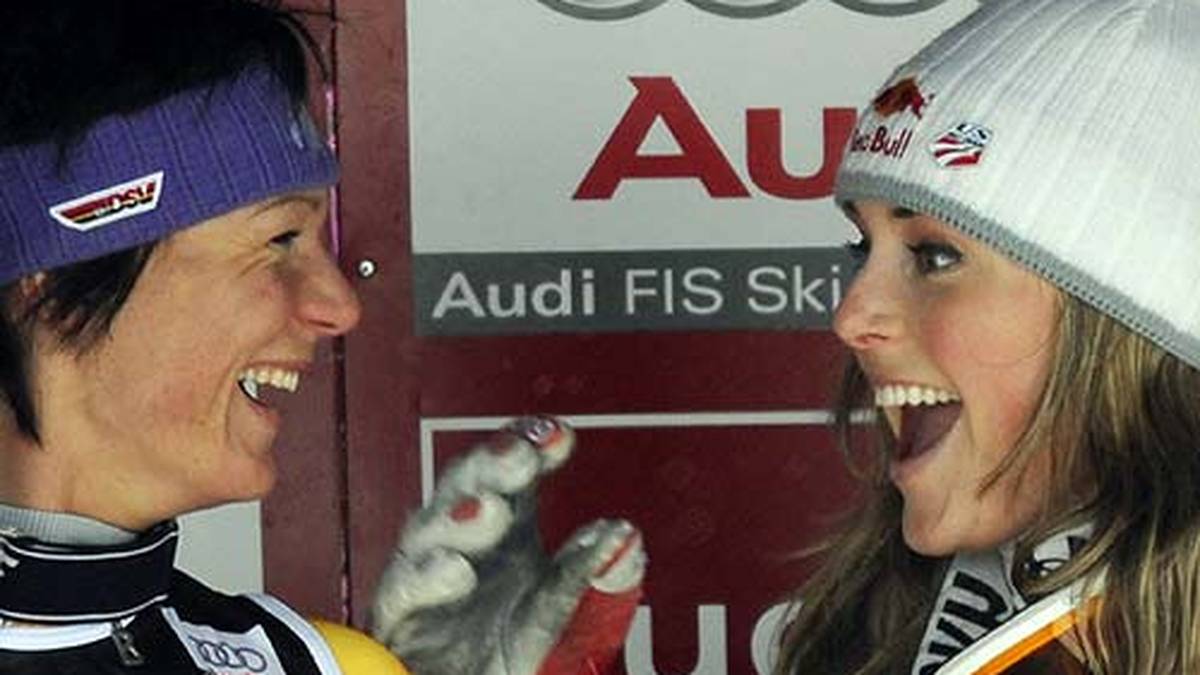 Selbst unter dem Konkurrenzkampf um Titel und Medaillen leidet ihre Freundschaft mit Maria Riesch zunächst nicht. Beide liefern sich zwar packende Duelle, verstehen sich aber abseits der Piste blendend