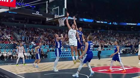 Deutschland tut sich zum Start ins Halbfinale der Basketball-EM gegen Finnland schwer und liegt zurück. Dann sorgt Franz Wagner mit einem Dunk für ein krachendes Ausrufezeichen - und legt kurz darauf spektakulär nach.