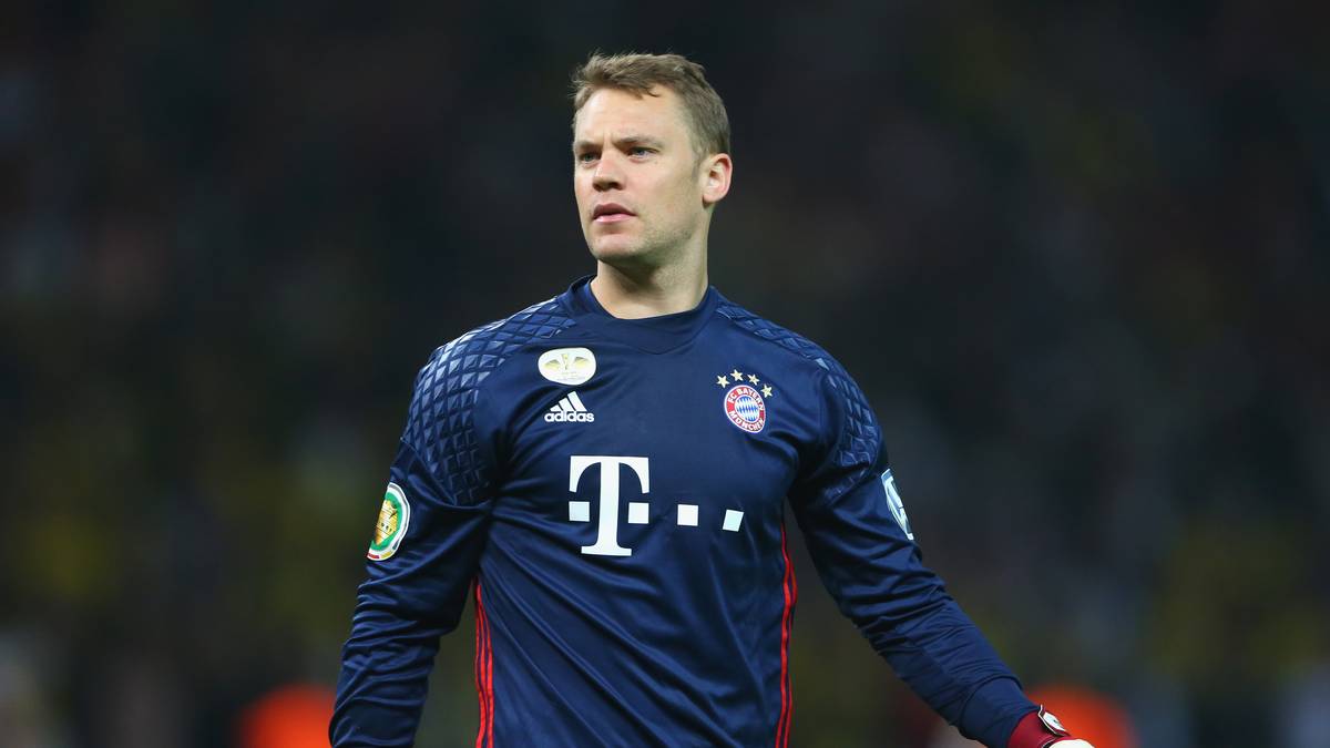 Anders als die Feldspieler wechseln beim Torwart öfter die Farben. Mal ist es Neon, dann wieder Grün und nächste Saison wohl Blau