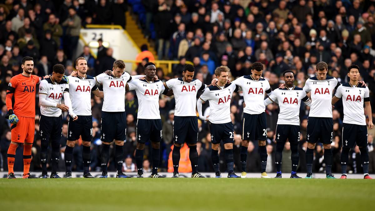 Auch in England wird getrauert, wie hier bei Tottenham gegen Swansea City