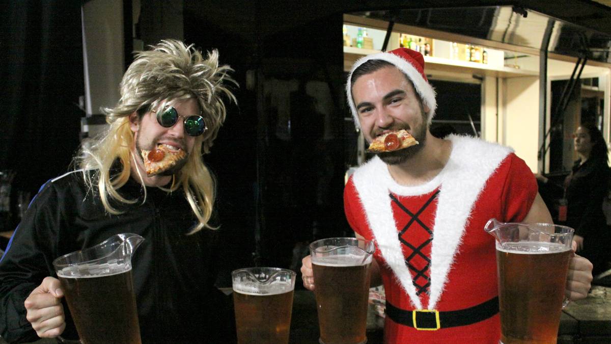Bier für den ganzen Tisch und ein kleiner Snack für den Weg dahin: Dieser bärtige Weihnachtself und sein Freund, der Rod-Stewart-Verschnitt haben alles, was es für einen gelungenen Abend im Ally Pally braucht