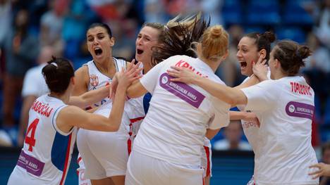 Die Serbinnen feiern den Einzug ins EM-Finale