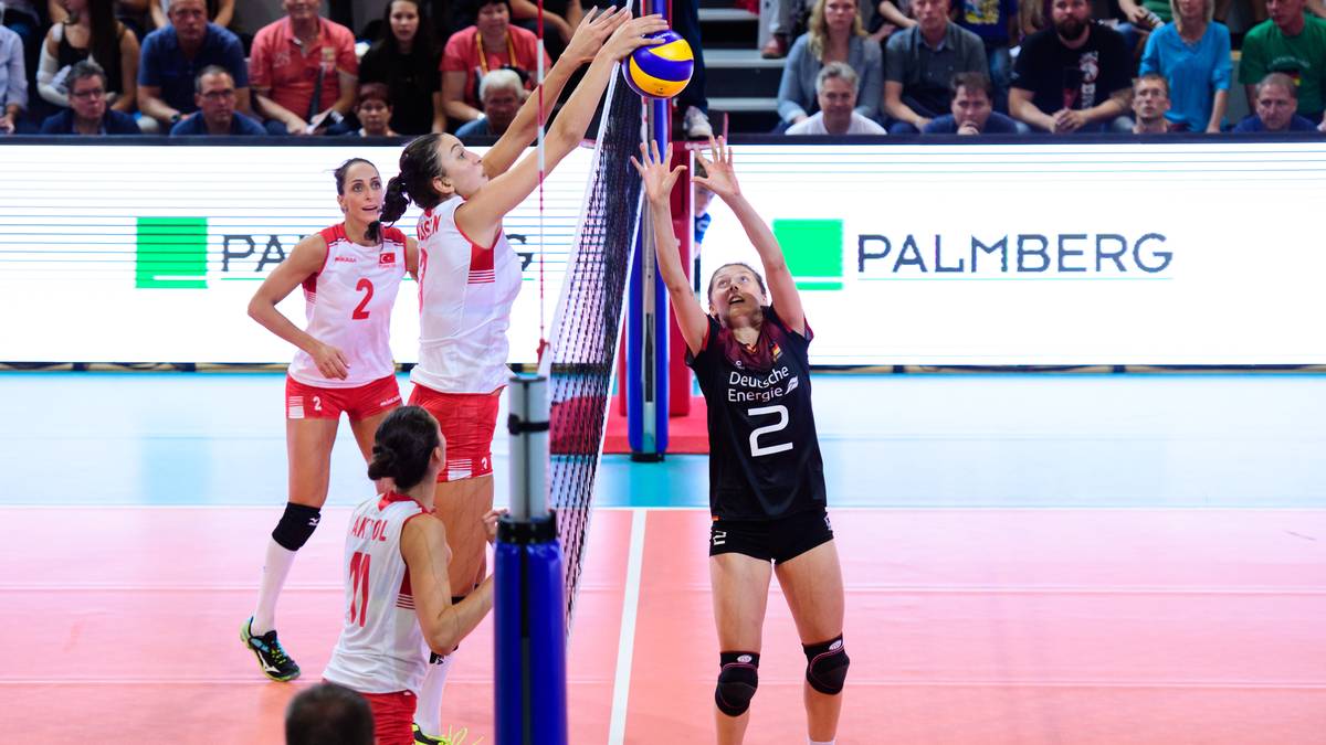 IRINA KEMMSIES (Debütantin, Zuspiel, Nr. 2): Die Linkshänderin ist eine trickreiche Zuspielerin, die gerne den zweiten Ball rüberlegt. Schon in jungen Jahren ist sie Leistungsträgerin beim VC Wiesbaden