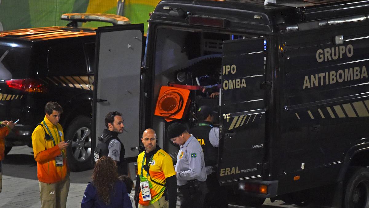 Sie alle können wenig später aufatmen: Der Rucksack wird kontrolliert gesprengt, die weiteren Basketball-Partien des Tages finden wie geplant statt