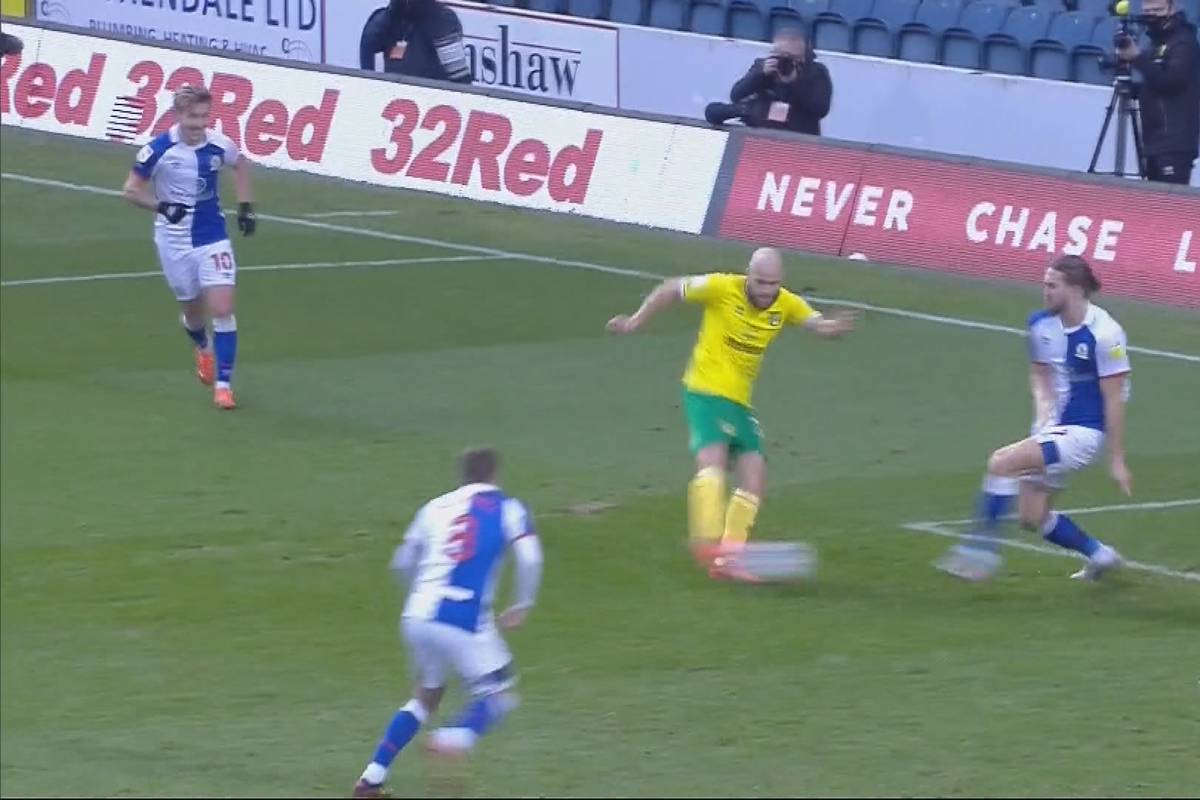 In seinem 100. Spiel für Norwich trifft der Ex-Schalker doppelt und Norwich bleibt in der Championship weiter ganz oben.