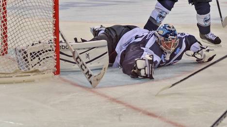 Die Hamburg Freezers mit Goalie Dimitrij Kotschnew ziehen sich aus der DEL zurück