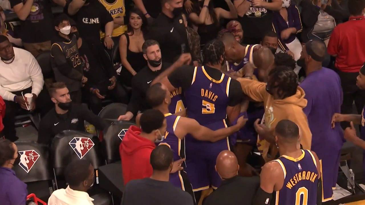 NBA: Los Angeles Lakers - Phoenix Suns: Anthony Davis geht auf Mitspieler los