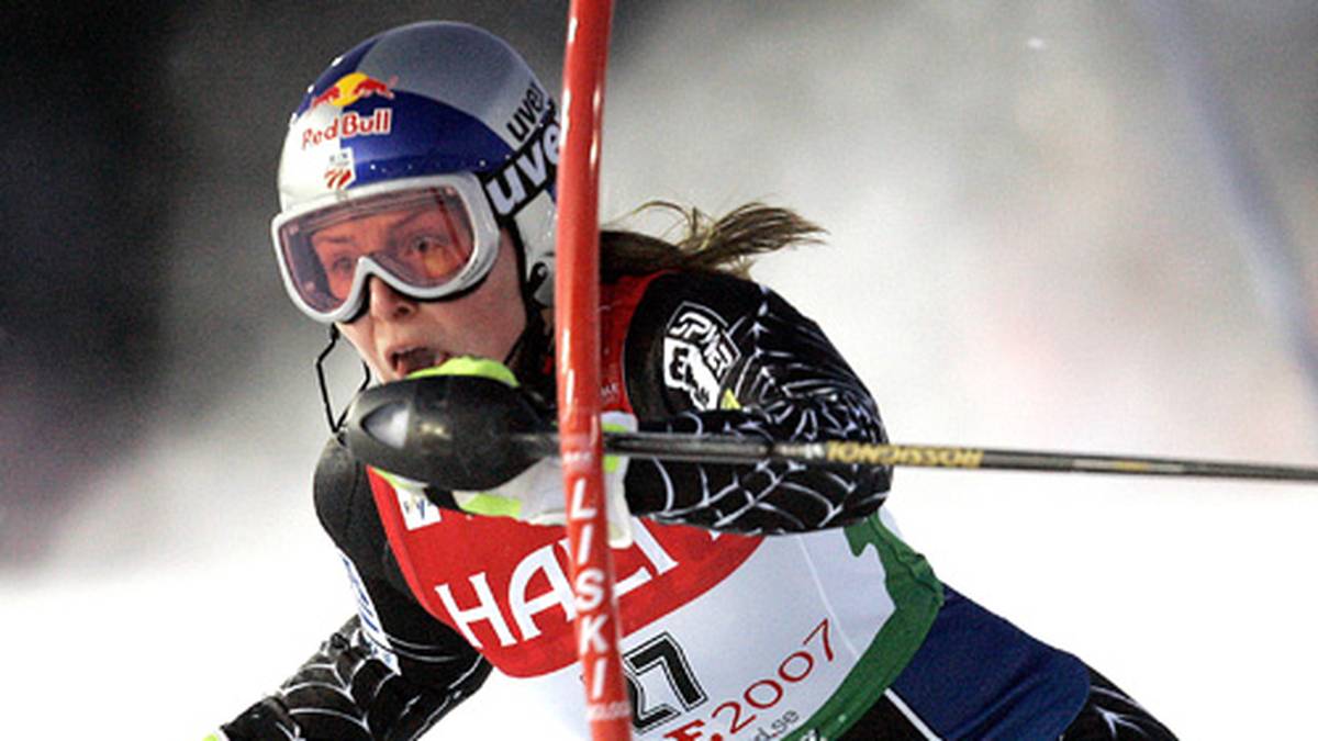 Bei der WM in Are holt sie in Super G und Abfahrt Silber hinter der schwedischen Lokalmatadorin Anja Pärson. Nur wenige Tage später zieht sie sich im Slalomtraining einen Kreuzbandeinriss zu und muss die Saison vorzeitig beenden