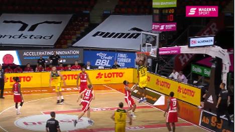 Beim Viertelfinal-Hinspiel kommt die Schlussoffensive von Bamberg gegen EWE Baskets Oldenburg zu spät. Die Brose Baskets müssen um das Halbfinale zittern.