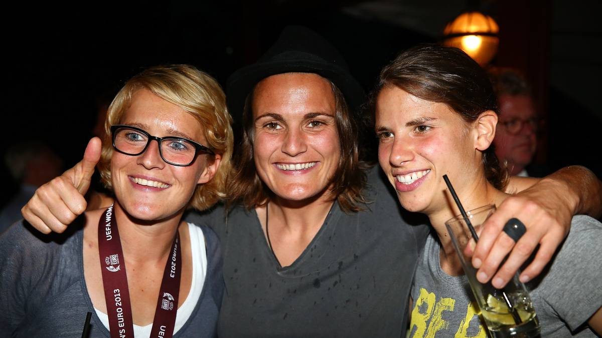 Saskia Bartusiak (l.) beim Feiern des EM-Titels mit Nadine Angerer and Annike Krahn in Schweden. Die studierte Sportwissenschaftlerin mag Kino-Besuche. mit Frankfurt gewann sie in der abgelaufenen Saison die Champions League
