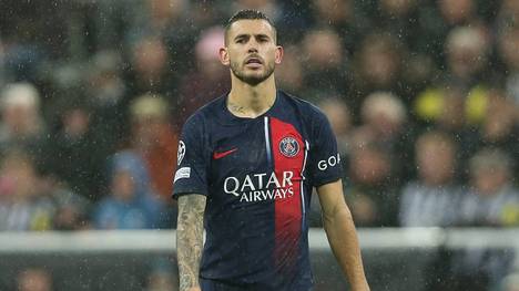 Lucas Hernández übt deutliche Kritik an seinem Münchner Ex-Klub. Vor allem am Binnenklima innerhalb der Mannschaft lässt der heutige PSG-Spieler kein gutes Haar.