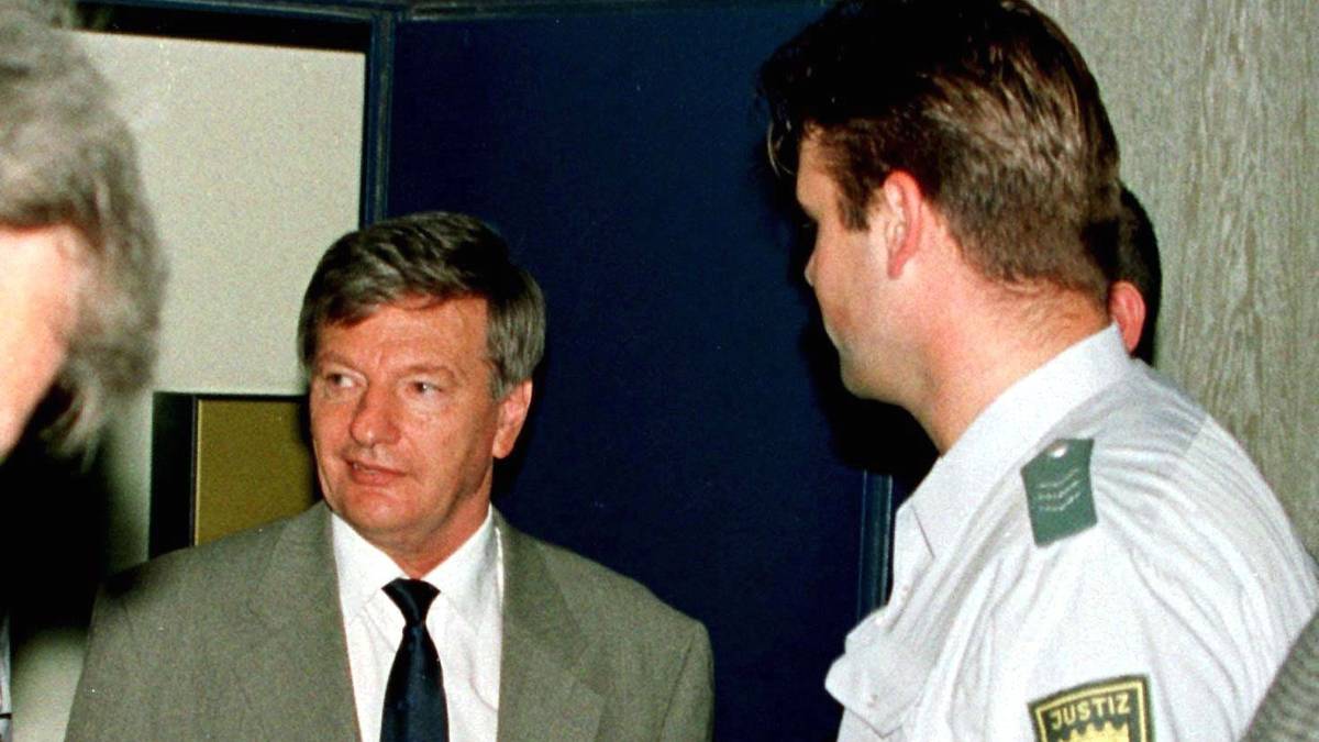 In dieser Phase machte ihr Vater auch wieder mit Negativschlagzeilen auf sich aufmerksam. Gegen ihn und seine Tochter wurden Ermittlungen wegen Steuerhinterziehung begonnen. Doch die Ermittlungen gegen Steffi Graf wurden schnell wieder eingestellt, da ihr keine Beteiligung nachgewiesen werden konnte