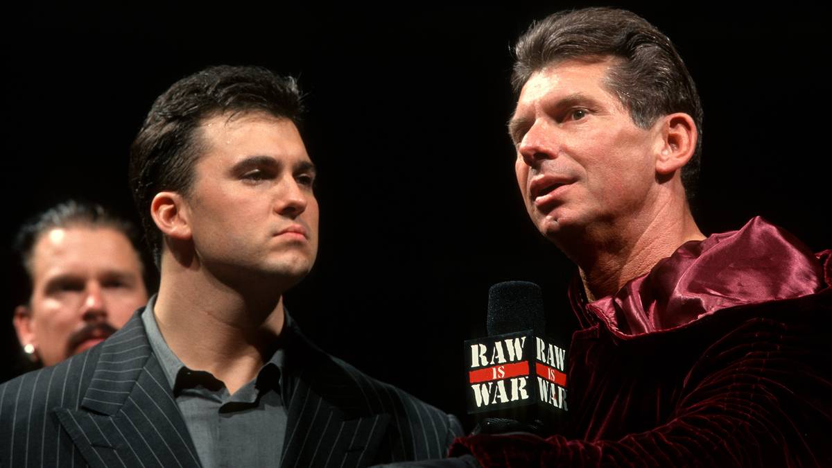 7. JUNI 1999 - Monatelang terrorisiert der Undertaker mit seiner "Ministry of Darkness" die WWF und ihr Aushängeschild Austin. Schließlich stellt er eine "höhere Macht" vor, die dabei die Fäden zog. Unter der Kutte steckt - Überraschung! - WWF-Boss McMahon