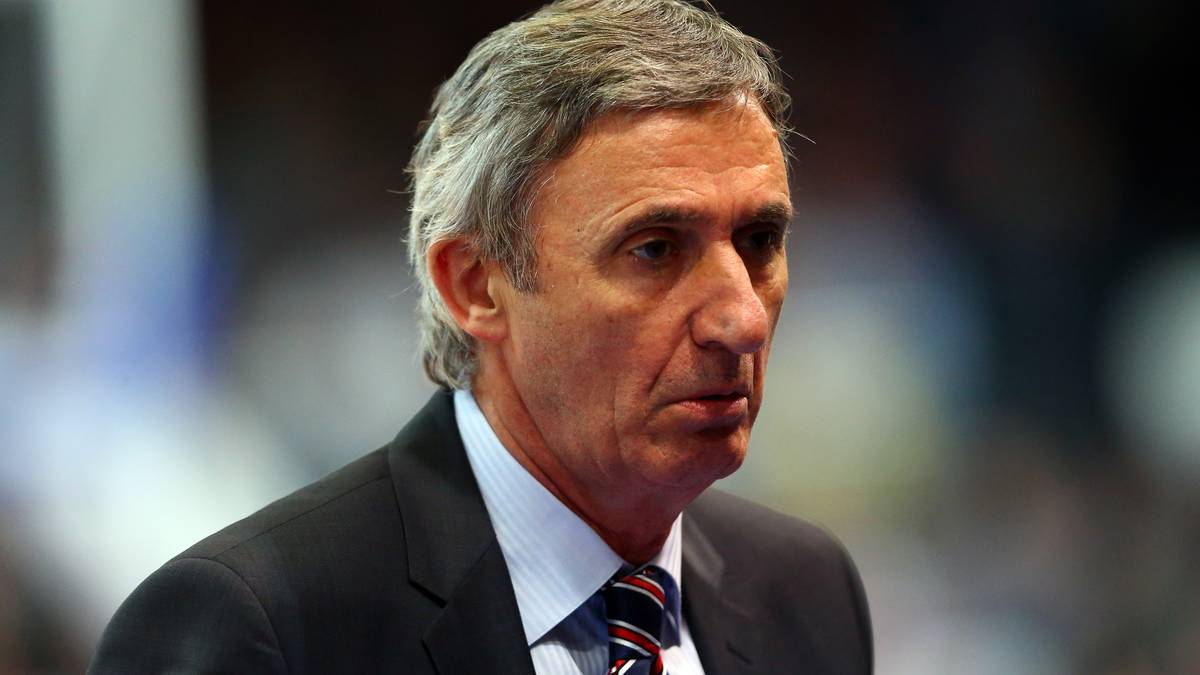 Die Gesundheit geht erstmals vor: Svetislav Pesic gibt sein Amt als Cheftrainer des FC Bayern München auf. Nach seiner schweren Knieoperation bedarf es einer längeren Reha, um wieder komplett fit zu werden. Diese macht einem Trainerjob aktuell unmöglich