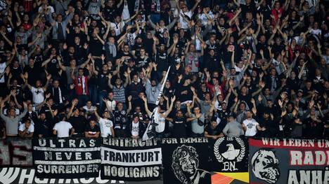 Die Fans von Eintracht Frankfurt feiern ihre Mannschaft