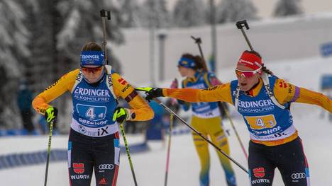 Franziska Preuß (l.) und Denise Herrmann greifen im Sprint nach der WM-Medaille