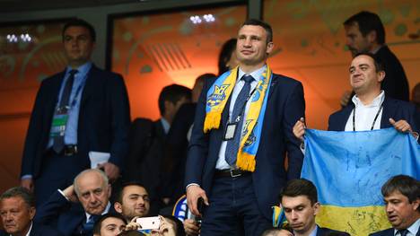 Vitali Klitschko (M.) ist Bürgermeister von Kiew