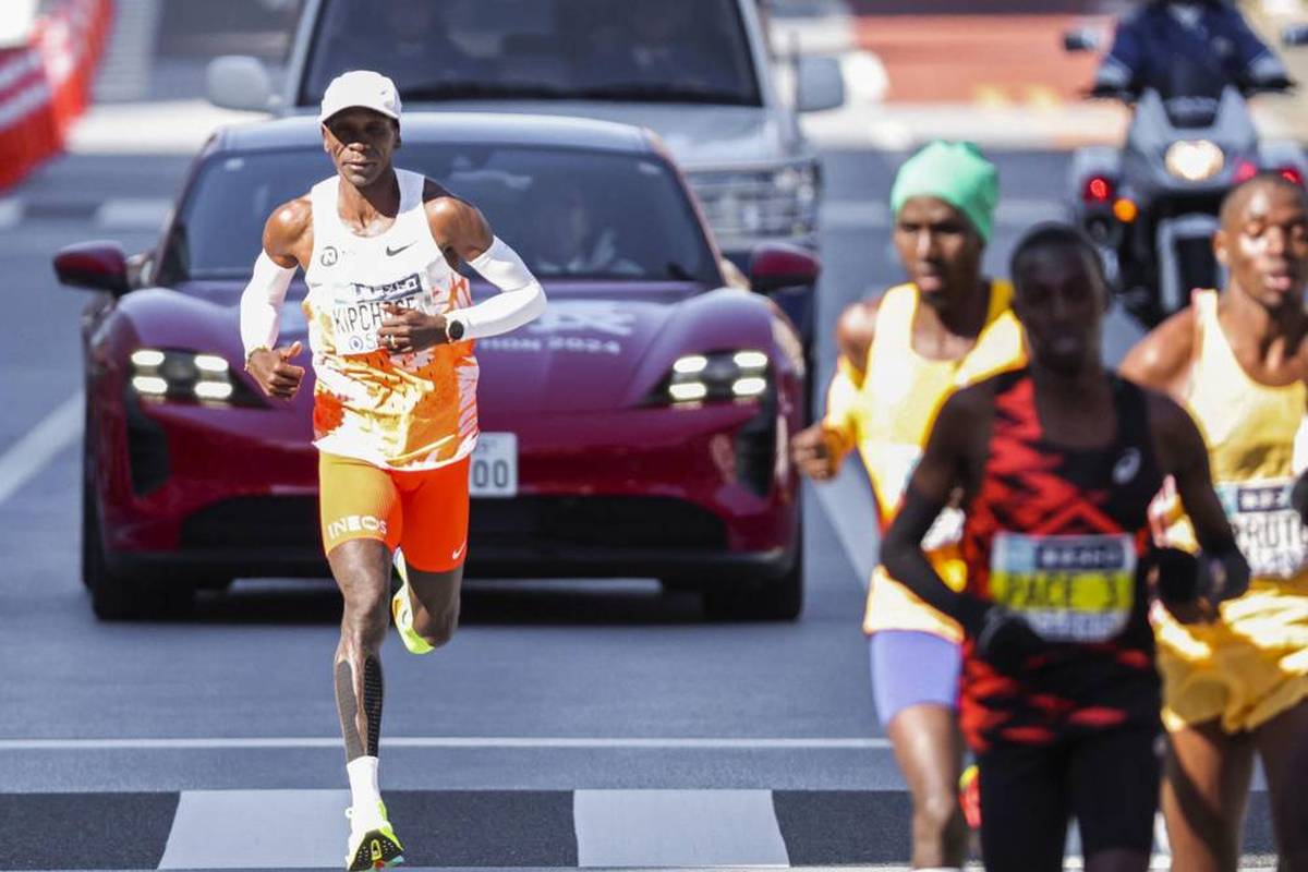 Eliud Kipchoge hat in seiner Karriere zahlreiche große Siege eingefahren und ist bereits zweimaliger Olympiasieger. Bei Olympia 2024 in Paris will er noch eins obendrauf setzen.