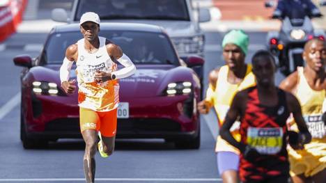 Eliud Kipchoge hat in seiner Karriere zahlreiche große Siege eingefahren und ist bereits zweimaliger Olympiasieger. Bei Olympia 2024 in Paris will er noch eins obendrauf setzen.