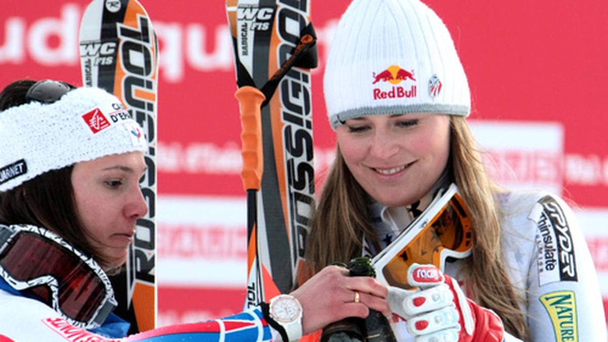 Vonn holt bei der WM 2009 in Val d'Isere Gold in Abfahrt und Super-G. Während der Feier schneidet sie sich jedoch beim Öffnen einer Champagnerflasche die Beugesehne am Daumen durch. Auf den WM-Riesenslalom muss Vonn deshalb verzichten
