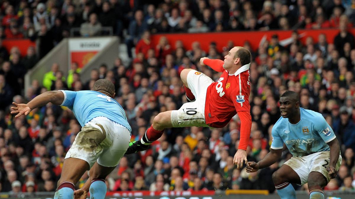 PLATZ 3 - WAYNE ROONEY: Wer erinnert sich nicht an Wayne Rooneys sensationelles Siegtor im Manchester-Derby 2011?! Auf Flanke von Nani steigt der Brite hoch und knallt die Kugel kopfüber in den Winkel. Einfach nur herrlich!
