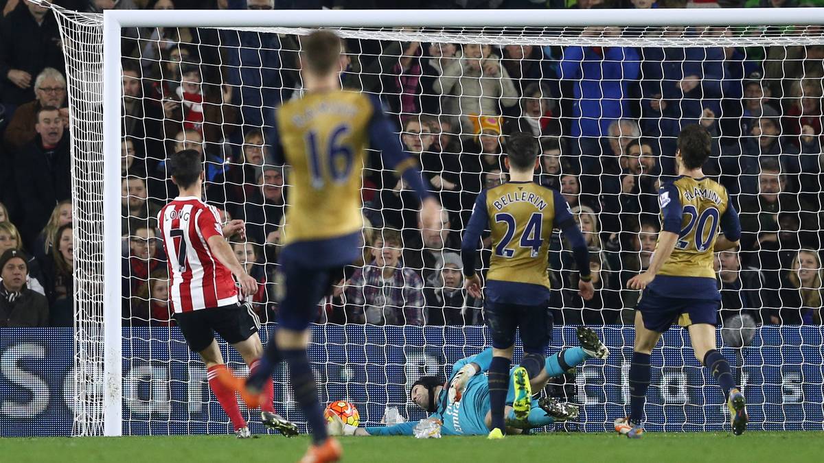 Shane Long (l.) trifft doppelt gegen Arsenal. Southamptons irischer Stürmer hatte bereits in der EM-Qualifikation das Siegtor gegen Weltmeister Deutschland erzielt