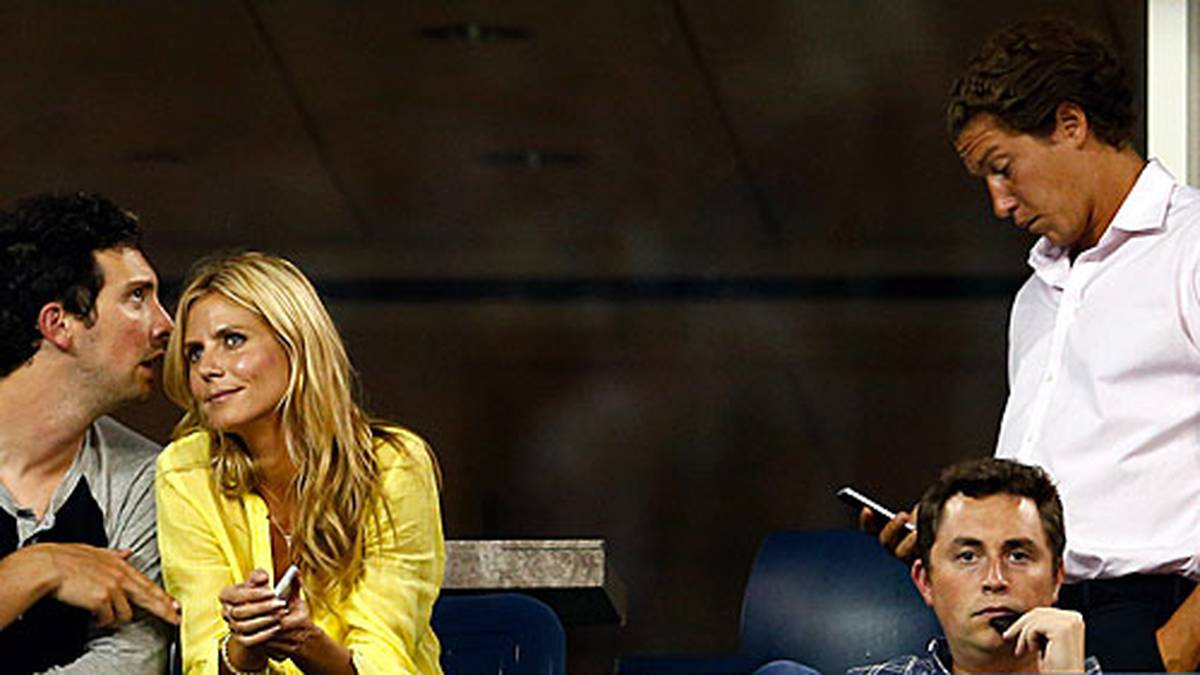 Schnabel (r.) ist entweder enttäuscht oder desinteressiert - oder eifersüchtig, weil sich seine Freundin Heidi Klum intensiv unterhält