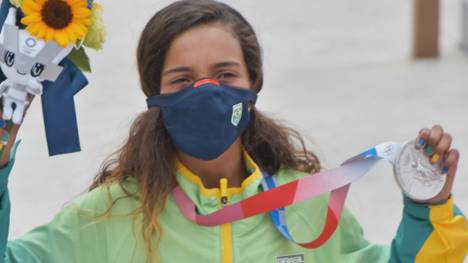 Die brasilianische Teenie-Skaterin Rayssa Leal hat mit ihrer Silbermedaille bei den Olympischen Spielen auch die Fußball-Ikonen Pele und Ronaldinho verzückt. 