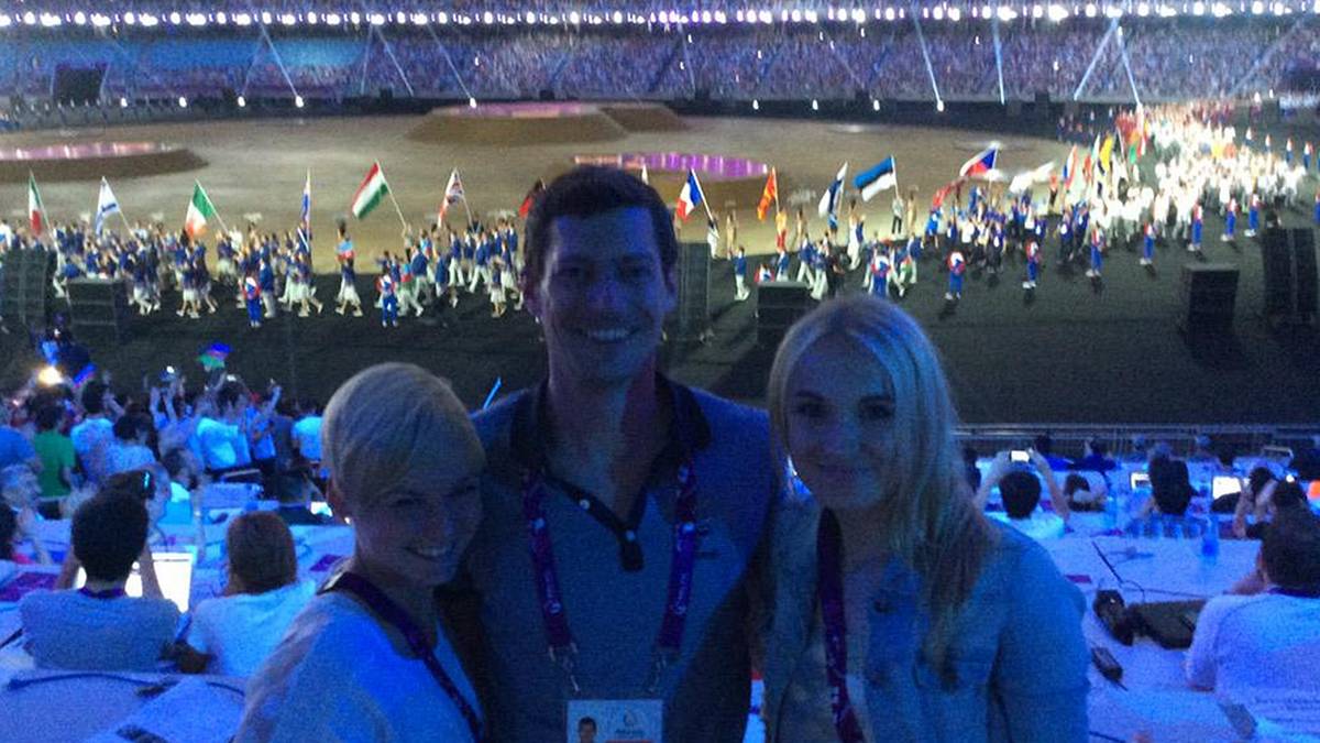 Diese Feier haben sie sich verdient! Die SPORT1-Reporter Anett Sattler, Julian Meißner und Nele Schenker (v.l.) genießen die Abschlusszeremonie der Europaspiele