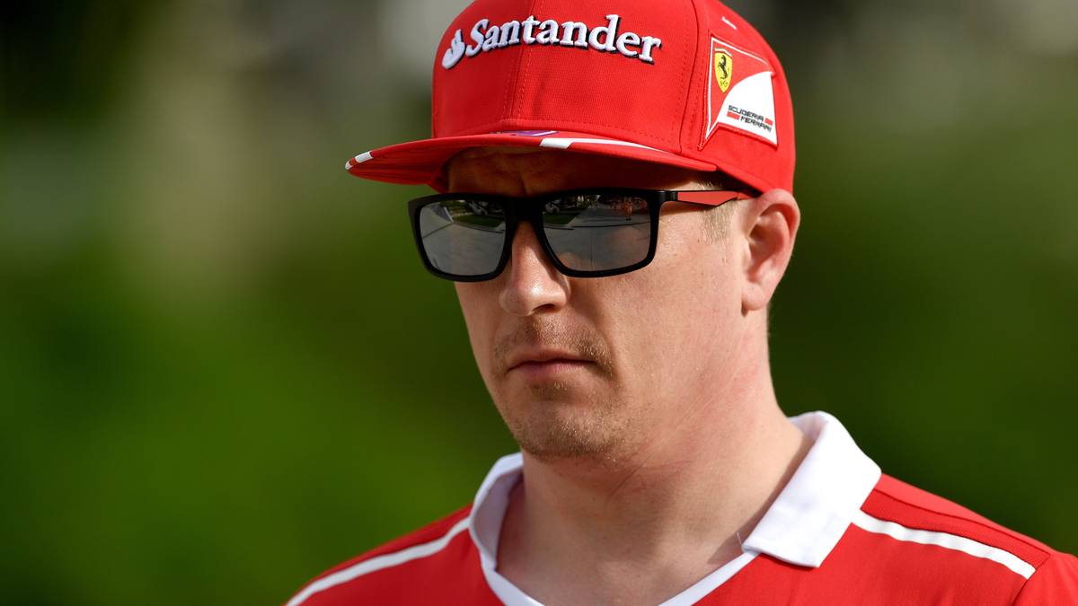 Als ein Journalist ihn bittet "Kimi, kannst du uns ein bisschen was sagen", ist die Reaktion von Räikkönen: "Yeah, eins, zwei...drei."