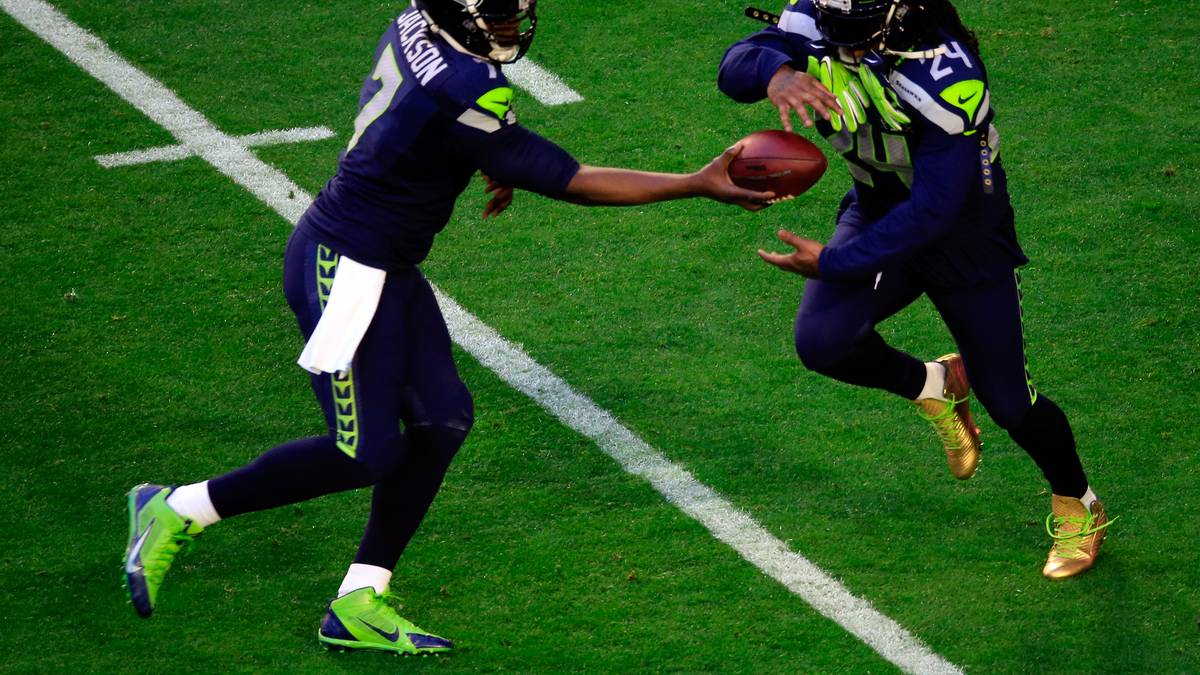 So herausragend Butlers Play auch war - Seattle muss sich fragen, warum sie den Ball an der 1-Yard-Linie nicht an ihren Running Back "Beast Mode" Marshawn Lynch (r.) übergeben haben, um den Ball am Boden in die Endzone zu laufen. Final-MVP Brady wird es egal sein, darf er sich schließlich bereits über seinen vierten Super-Bowl-Ring freuen