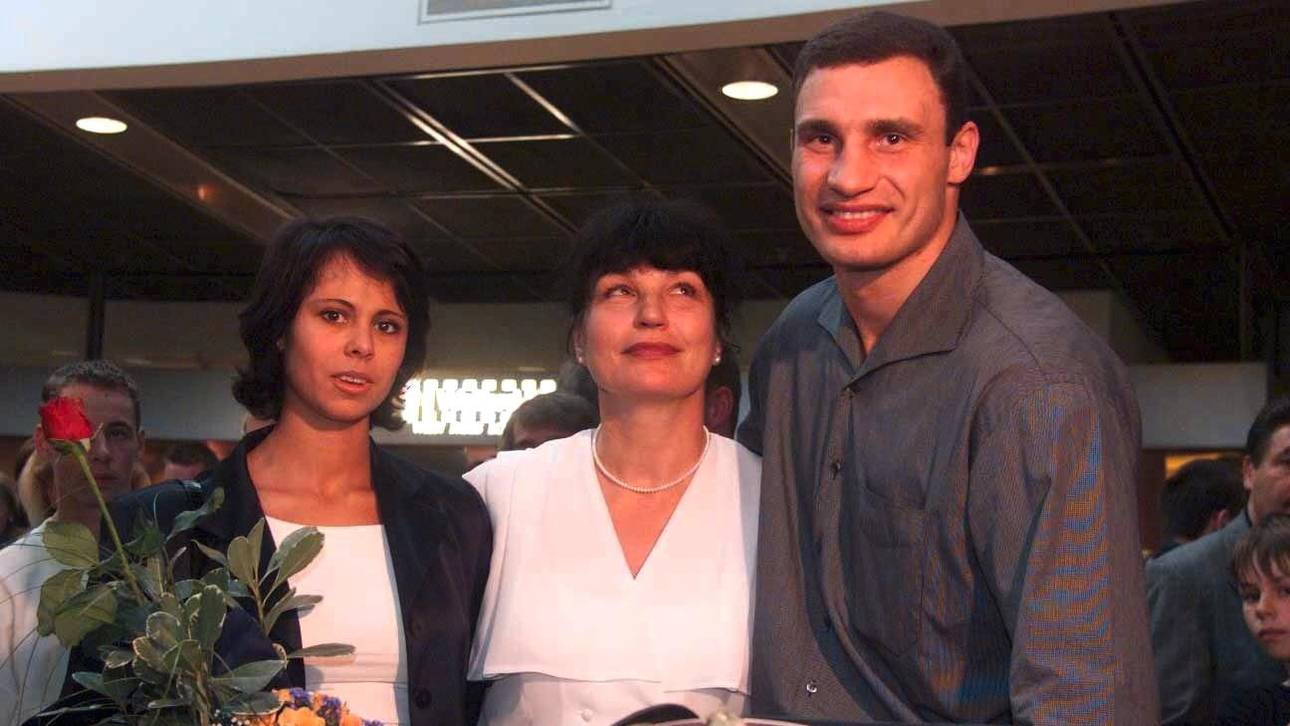 Vitali Klitschko mit Ehefrau Natalie (l.) und Mutter Nadja