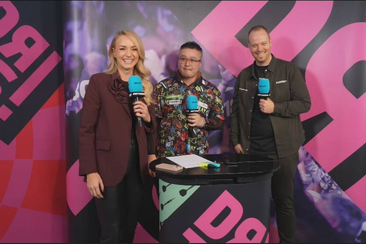 Lok Yin Lee gewinnt die erste Runde der Darts WM. Im SPORT1-Interview verrät uns der Mann aus Hongkong, warum er ein Langarm-Shirt anhat und warum er ein Handtuch um seinen Hals hat. 