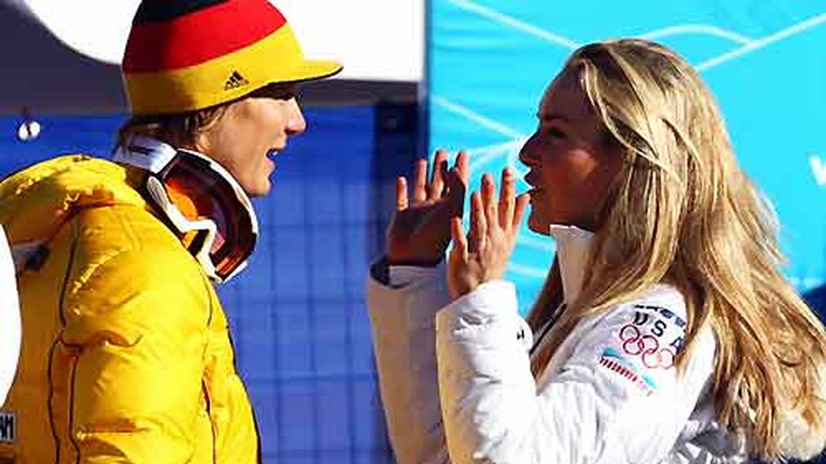 Doch Vonn startert und holt Gold in der Abfahrt. War alles nur Taktik um die Freundin und Rivalin Maria Riesch zu verunsichern und den Druck zu erhöhen? Ihr Verhältnis ist danach jedenfalls belastet. "Wir sind nicht verfeindet, aber es hat sich etwas verändert. Auf der Piste sind wir nicht mehr ganz so eng. Es ist distanzierter geworden in den letzten Wochen", fasst Riesch zusammen