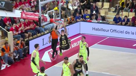Zum Auftakt in die EuroLeague-Playoffs empfangen Daniel Theis und die AS Monaco den FC Barcelona. Der deutsche Weltmeister erwischt einen Sahnetag - und glänzt sowohl offensiv wie defensiv mit spektakulären Aktionen.