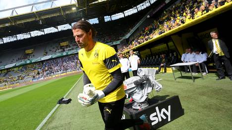 Roman Weidenfeller von Borussia Dortmund betritt den Platz