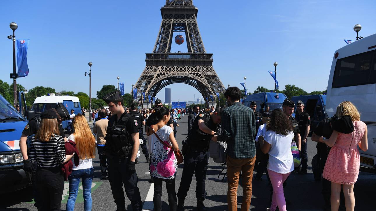 Fanzone am Eifelturm eröffnet