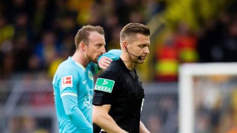 Schiedsrichter Tobias Welz musste in Dortmund verletzt vom Platz