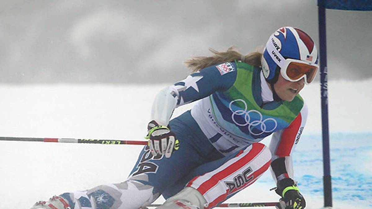 Nächstes Streitthema sind kurz darauf Vonns Männer-Ski. Durch den längeren und schwereren Ski erhofft sich die 26-Jährige mehr Speed und Stabilität. Nachteil: Die Sturz-Gefahr steigt, weshalb Riesch-Trainer Mathias Berthold Vonn scharf kritisiert: "Vonns Weg ist ein idiotischer, falscher Weg"