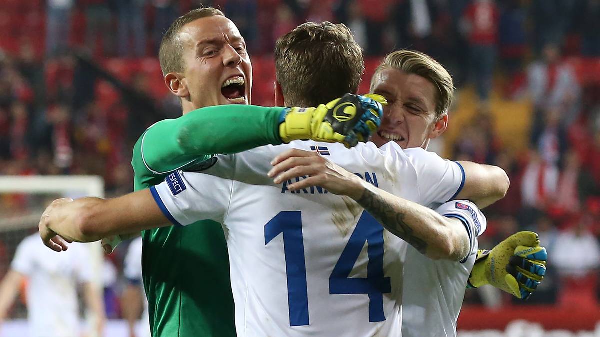 TOPF 3 - ISLAND (21): Die Isländer sind zum ersten Mal bei einer WM dabei. Durch Tore von Johann Berg Gudmundsson (2.v.r.) und Gylfi Sigurdsson wird der Kosovo mit 2:0 besiegt und die Reise nach Russland gebucht
