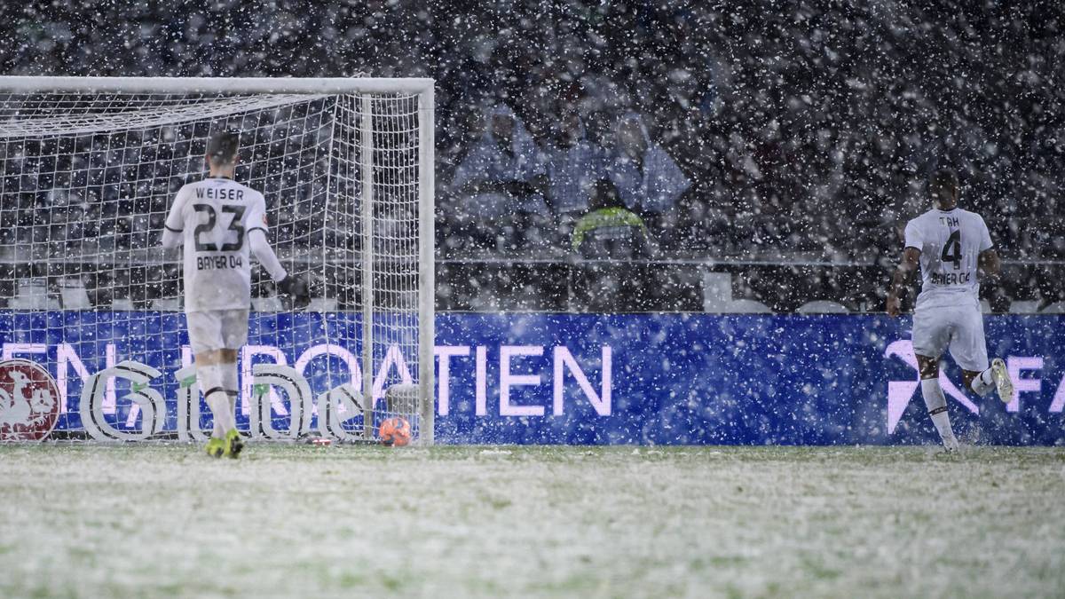 Die widrigen Platzverhältnisse verhindern nach 33 Minuten sogar ein Hannover-Tor, als ein Schuss von Genki Haraguchi Zentimeter vor der Linie im Schnee stecken bleibt