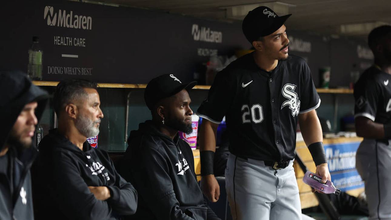 Luis Robert Jr. (M.) und Miguel Vargas verfolgen die historische Niederlage ihres Teams aus dem Dugout