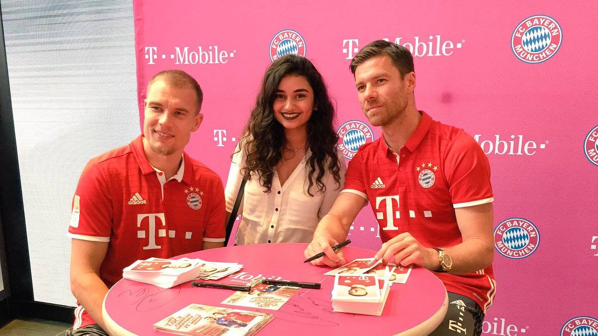 Beim sogenannten Fan-Event erfüllen die beiden zahlreiche Autogrammwünsche und posieren natürlich auch für das eine oder andere Foto