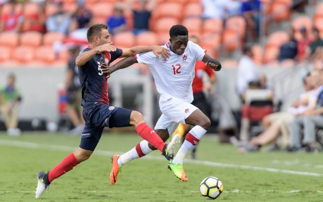 Alphonso Davies (r.) ist der j&uuml;ngste Torsch&uuml;tze in der Landerspielhistorie Kanadas