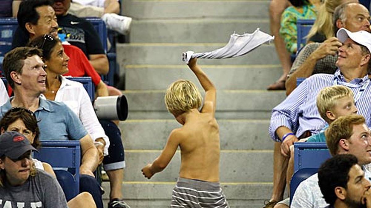 Ein weiteres Highlight des neunten Abends bei den US Open. Ein Kind lässt seinen Emotionen freie Lauf und feiert wild - doch alle um ihn herum schauen auf die Leinwand anstatt auf das Happening neben ihnen