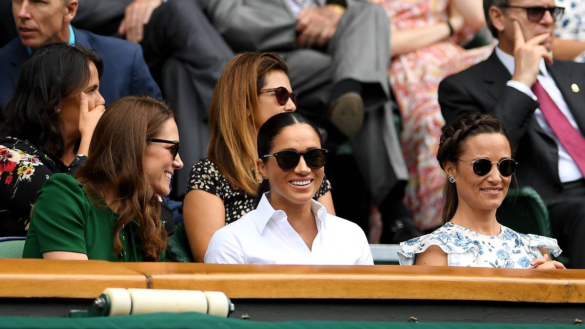 Sowohl Catherine (l.), die Duchess of Cambridge, wie es offiziell heißt, als auch Meghan (M.), Duchess of Sussex hatten offensichtlich eine Menge Spaß. Auch Pippa Middleton (r.), Kates Schwester amüsierte sich