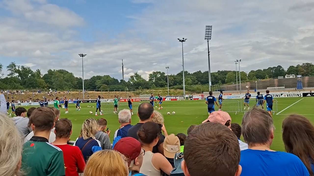 Über 3.500 Fans! So lief der Schalke-Trainingsauftakt